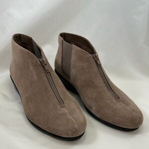 Aerosols suede booties